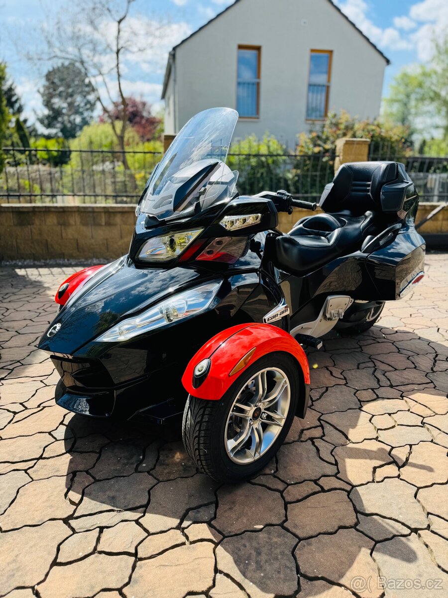 Can-Am Spyder RT 2011 (lze řídit se skupinou B)