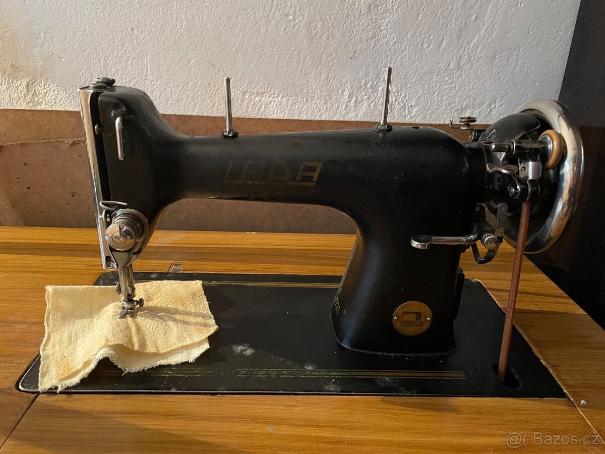 Starožitný šicí stroj LADA 121