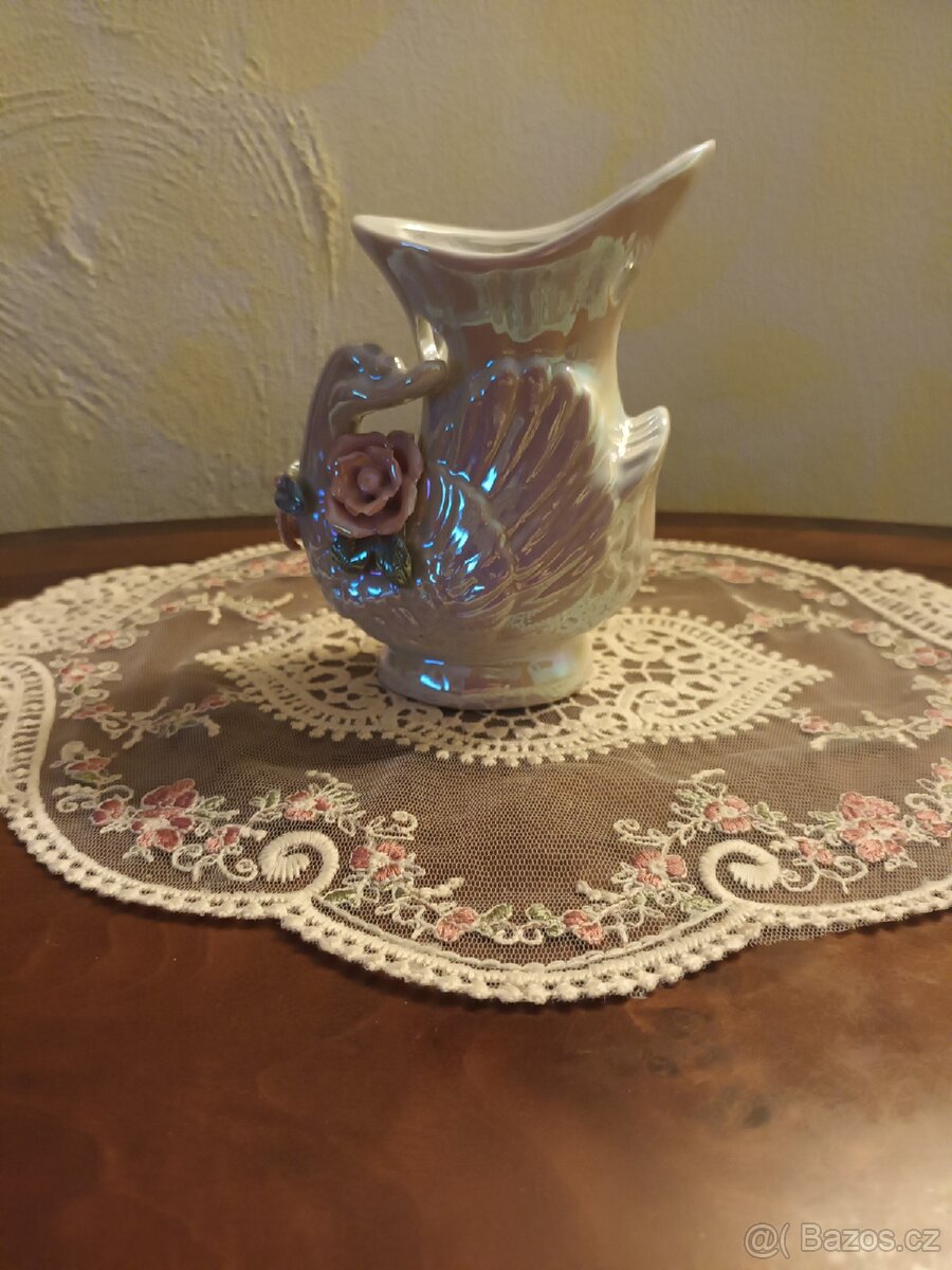 Retro porcelánová vázička ve tvaru labutě