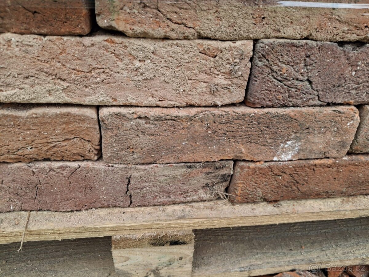 Stare pálené cihly zvonivky,