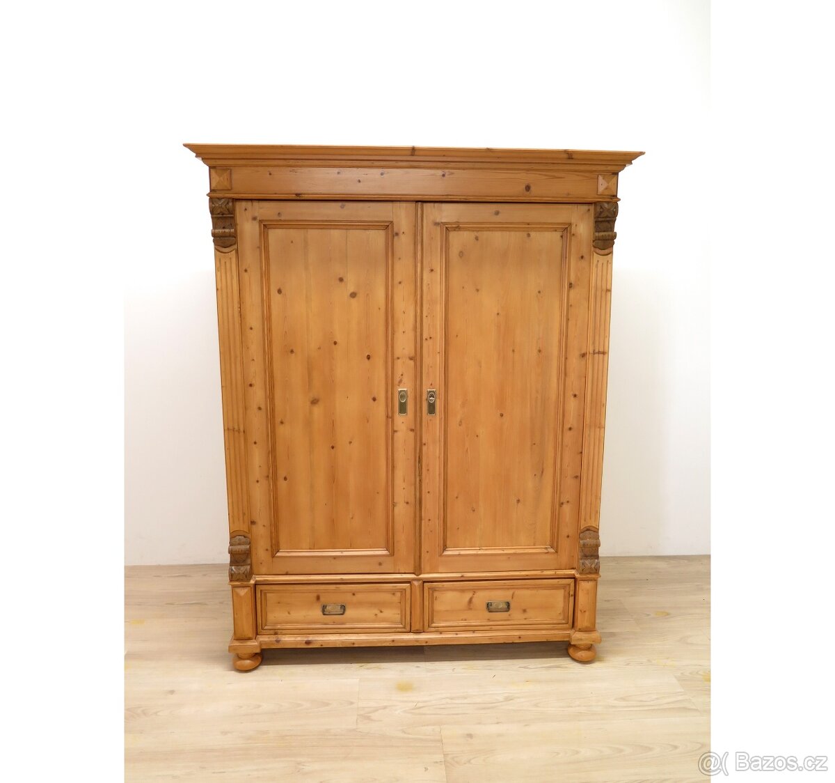 Starožitná zdobená skříň