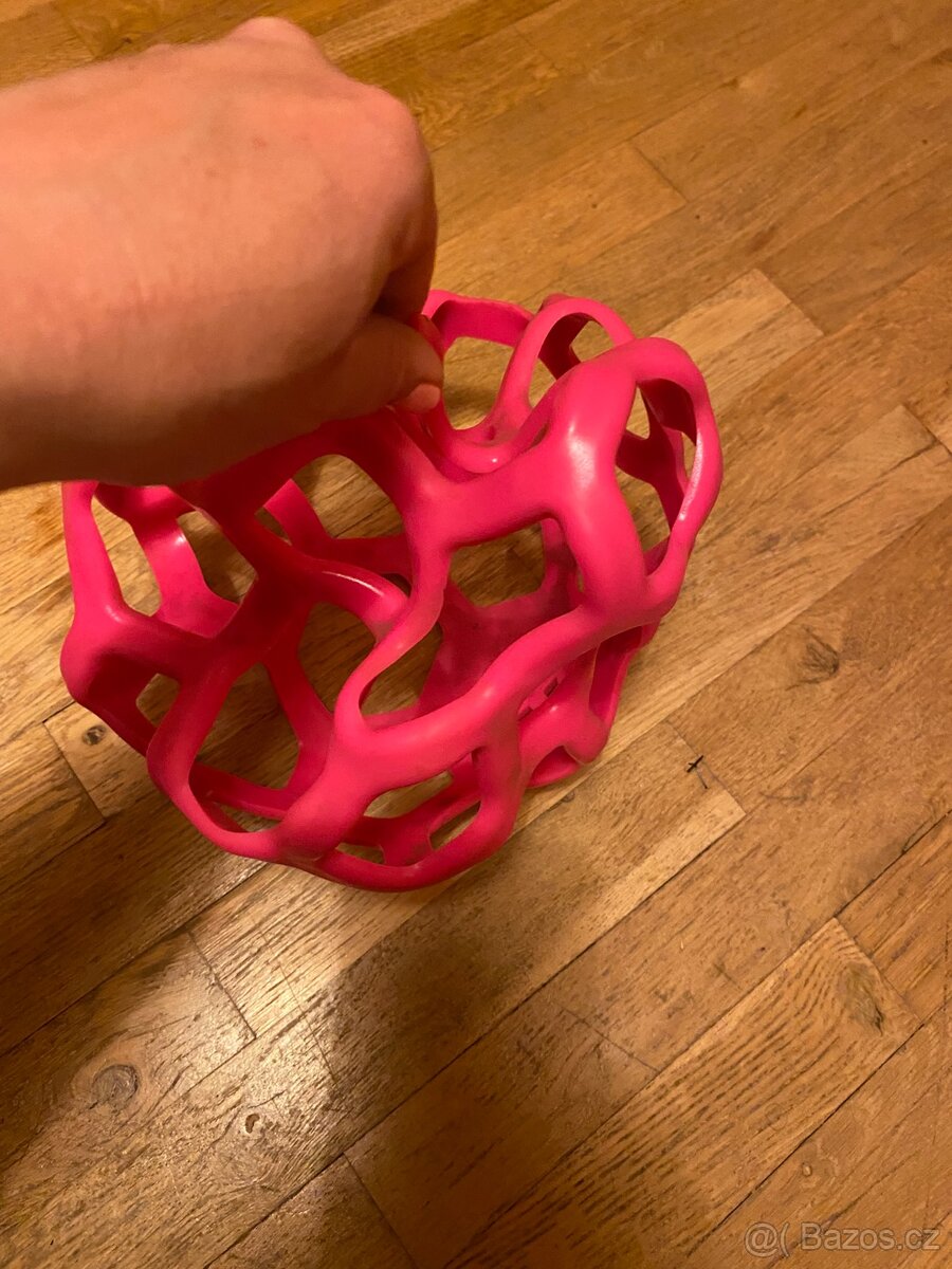 Balónek, míček na hraní pro koně na seno