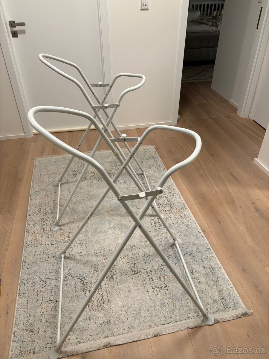 2x Vanicky se stojany Shnuggle