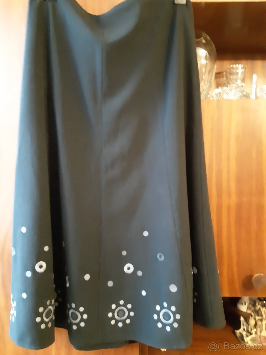 Černá sukně zdobena vysivkou Mark & Spencer vel.14