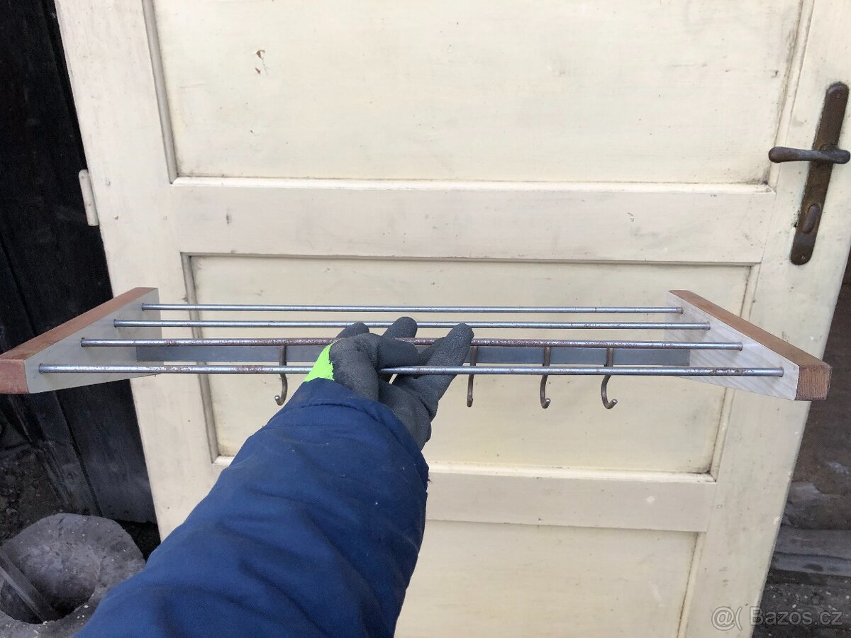 Věšák s poličkou