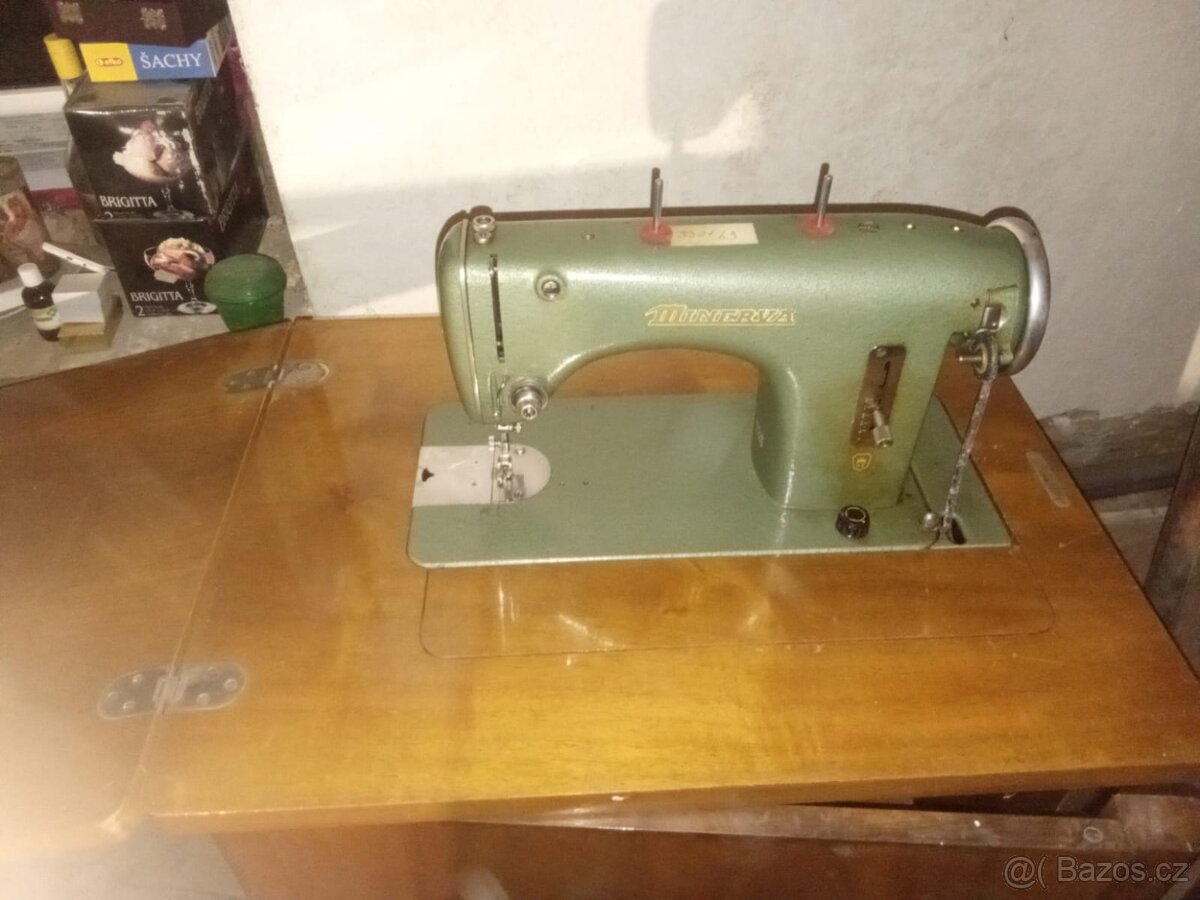 Retro šicí stroj Minerva