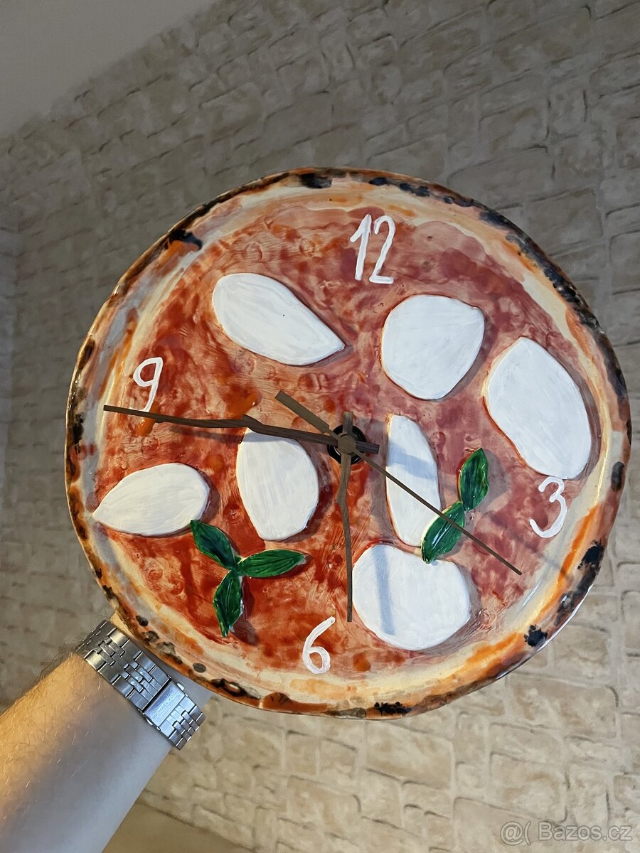 Keramické hodiny ve tvaru pizzy