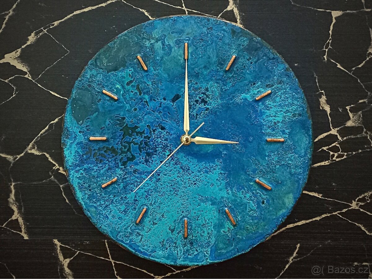 Měděné hodiny s platinou