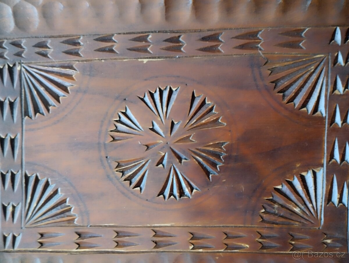 Dřevěný dekorativní podnos