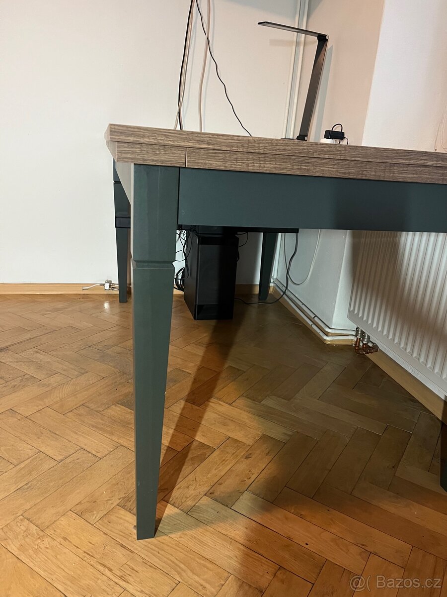 Jídelní rozkládací stůl