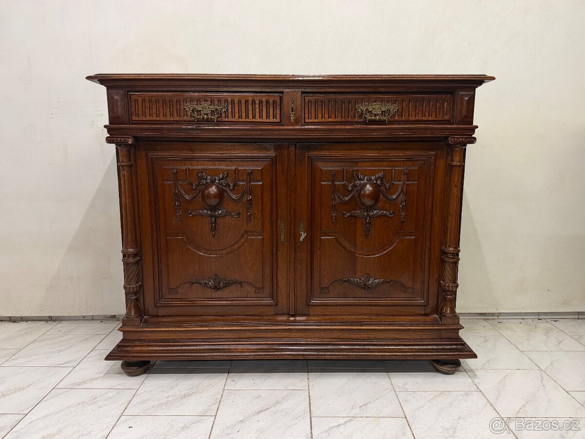 Starožitná masivní skříň