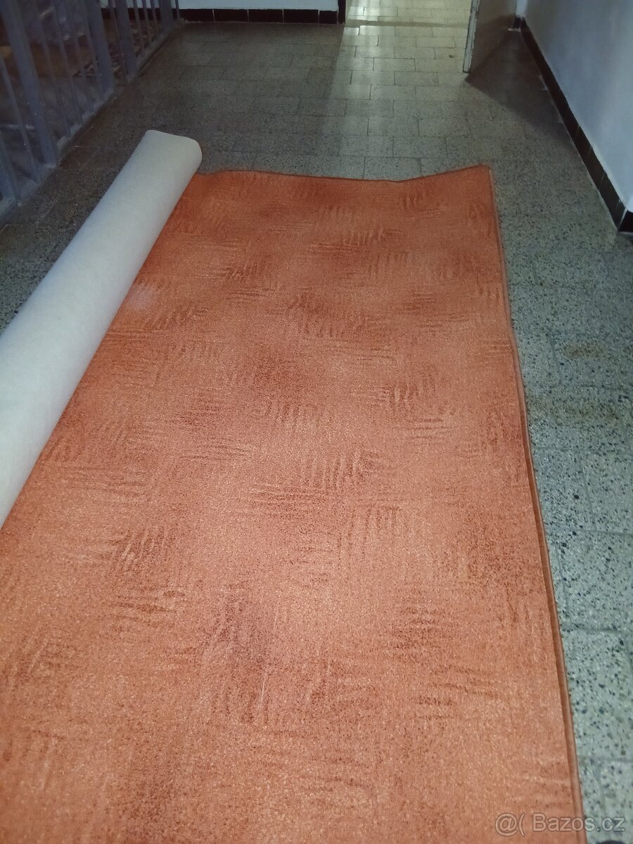 Koberec oranžovo-červený