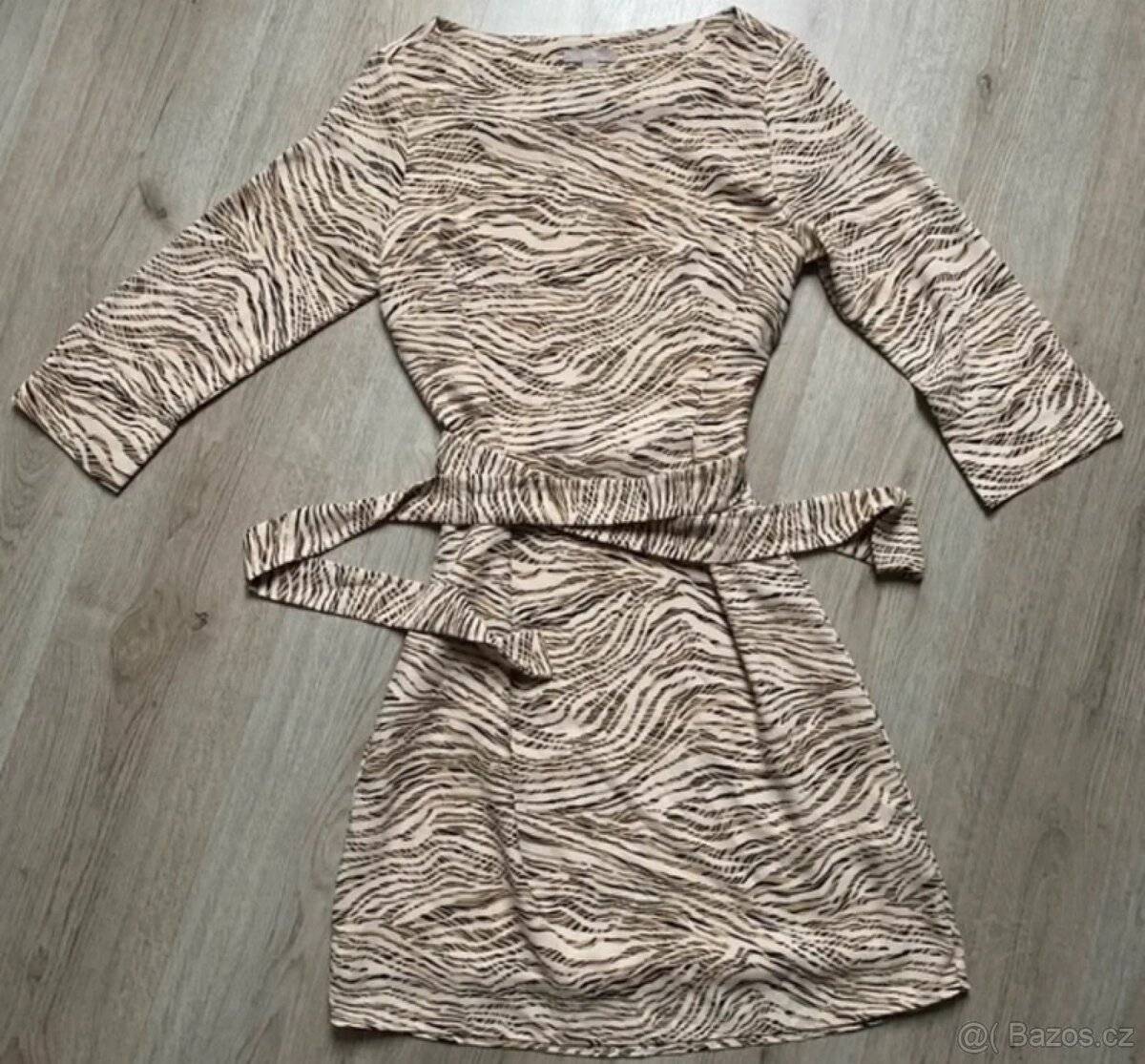 Krásné šaty se zvířecím motivem