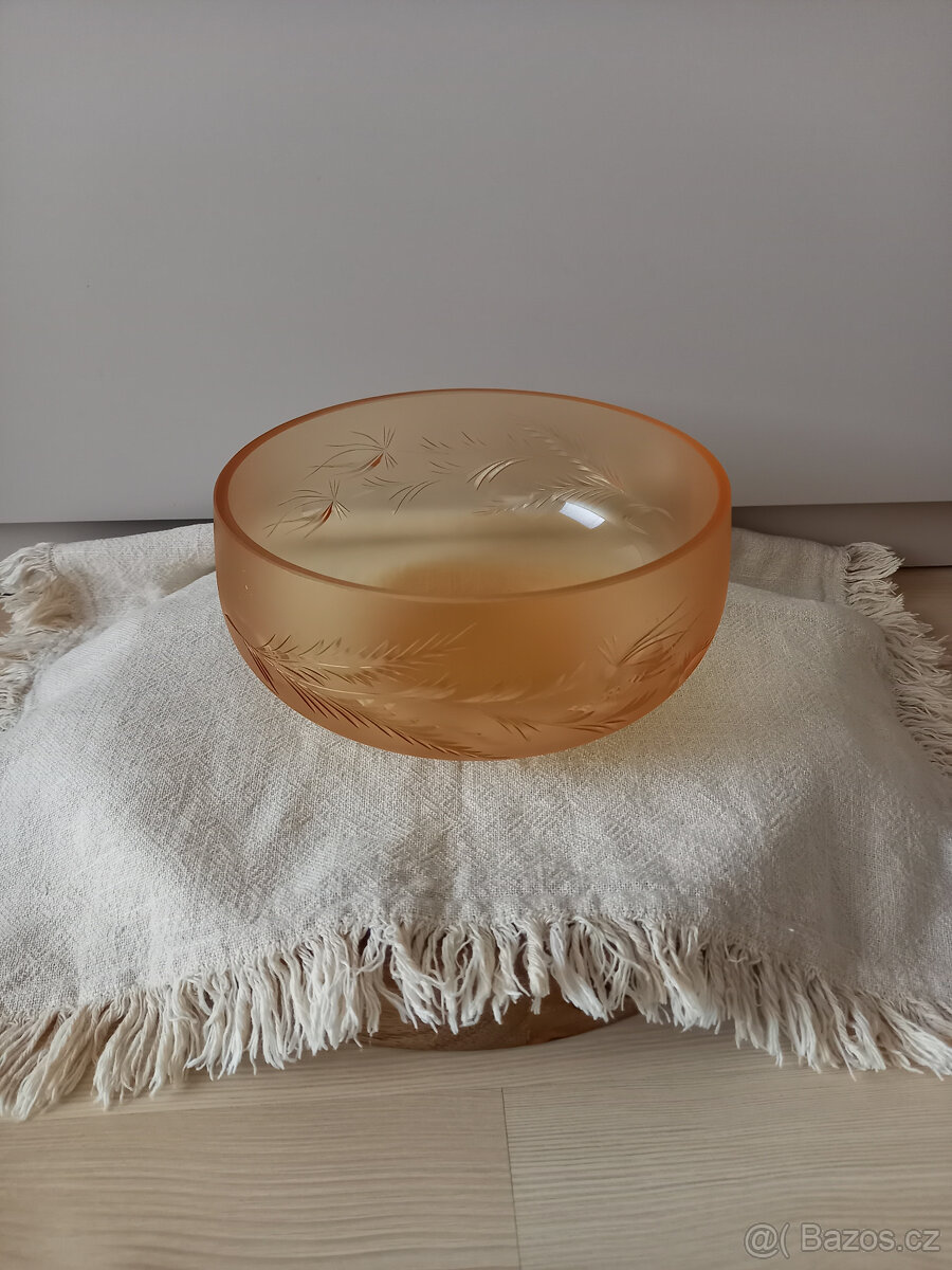 Broušená skleněná mísa