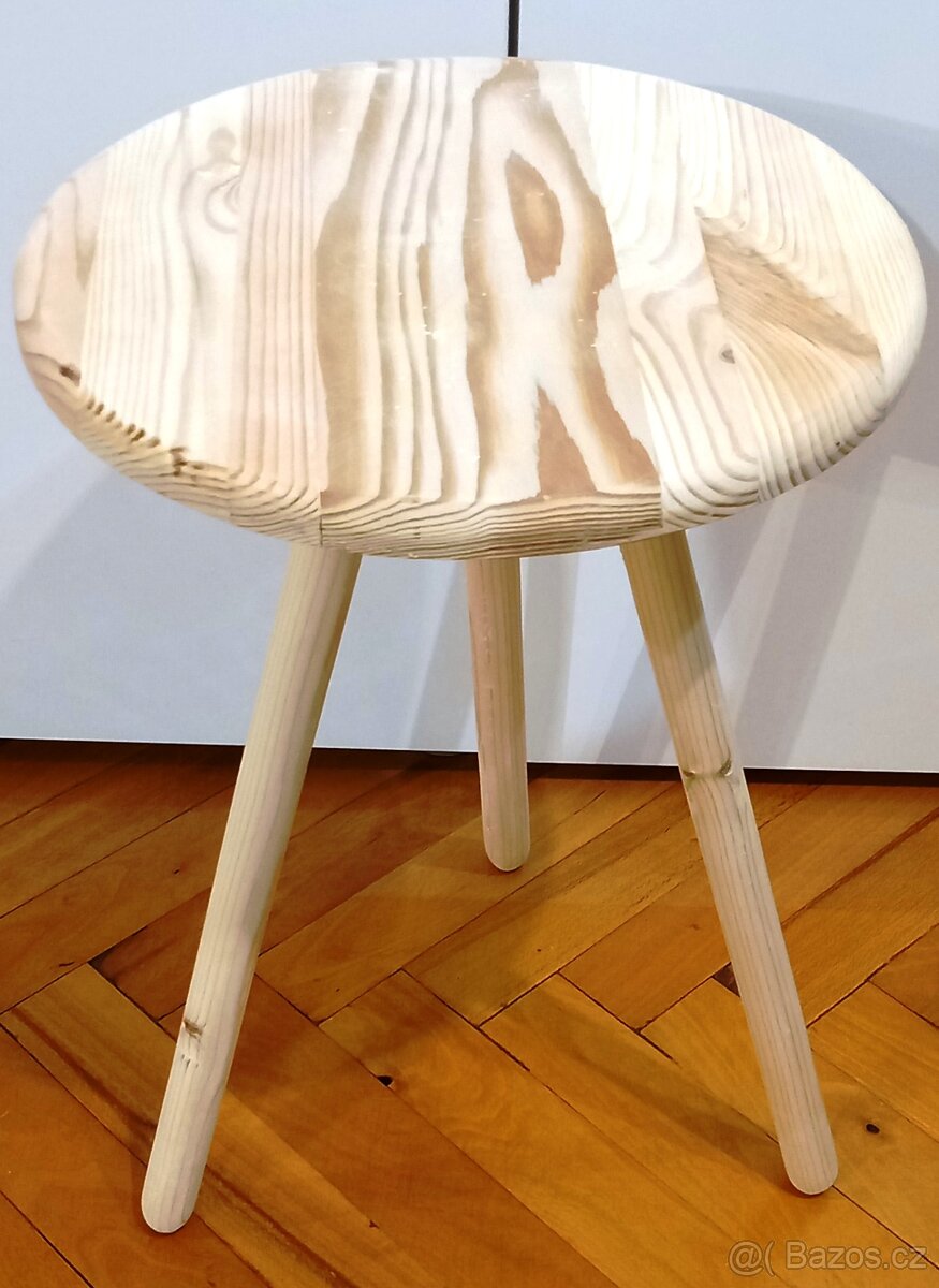 Květinový stolek na trojnožce.,