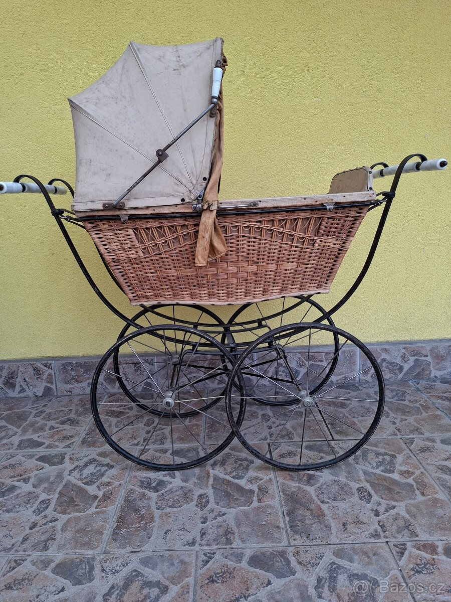 Starožitný kočárek pro panenky č. 100