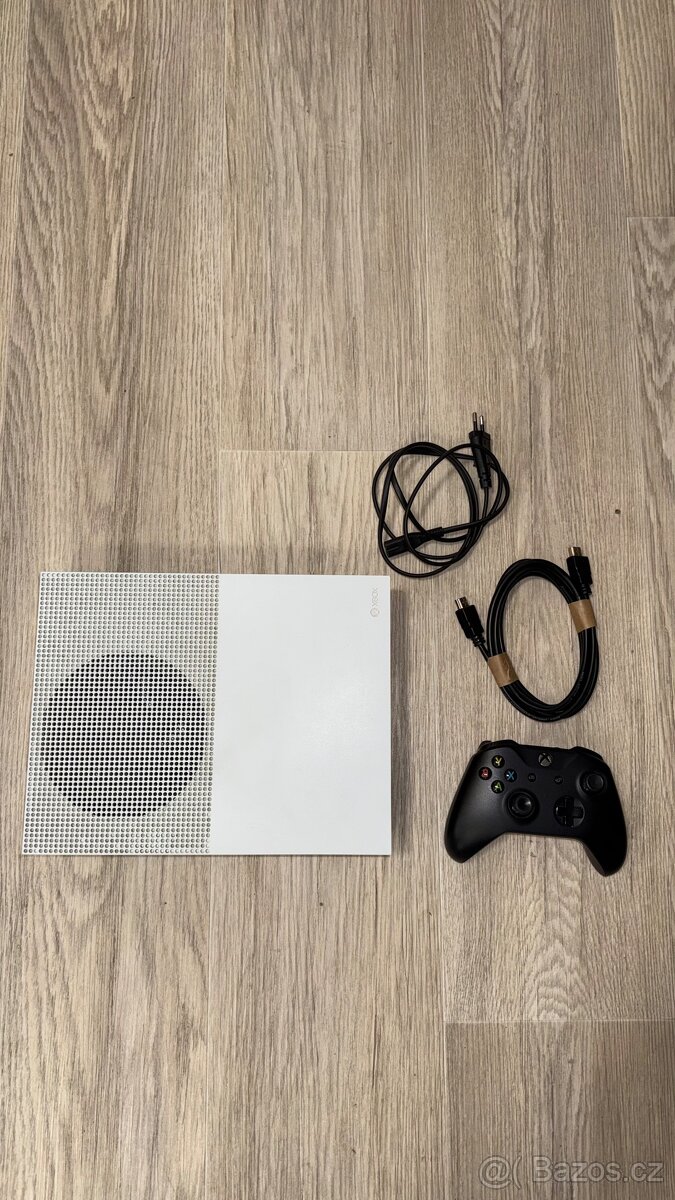 Xbox One S + kabeláž a ovladač