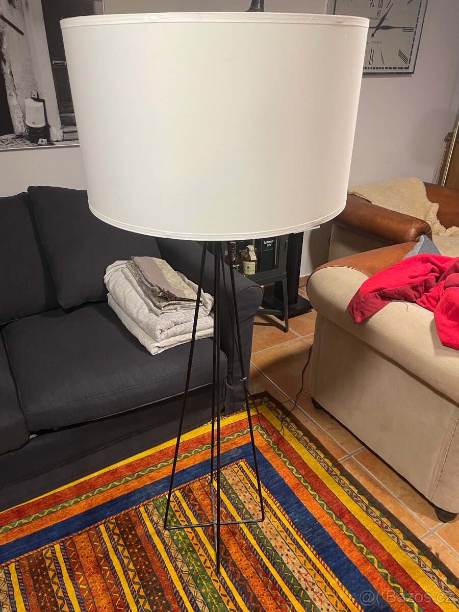 Stojací lampa IKEA se stínidlem