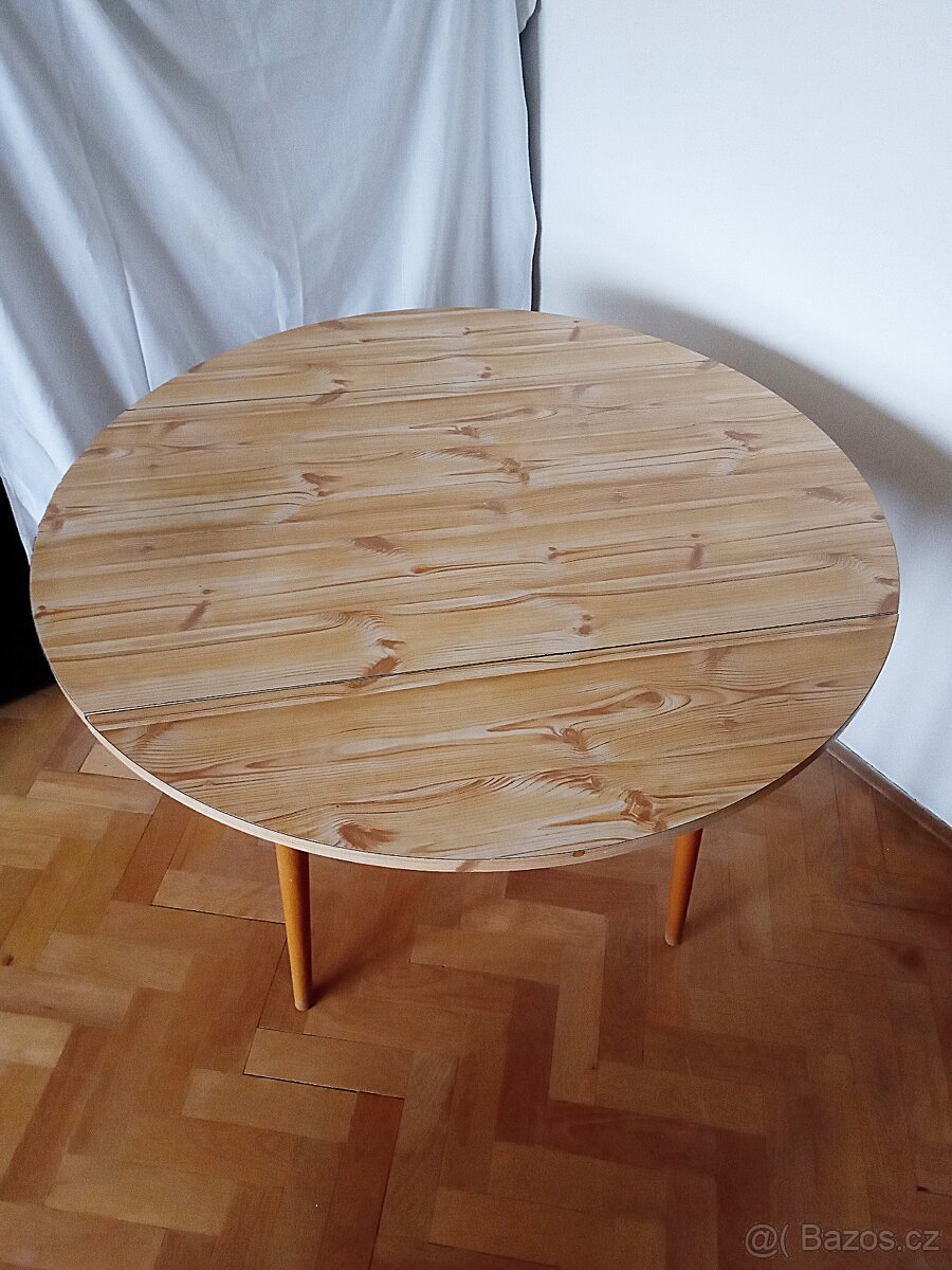 Jídelní stůl skládací