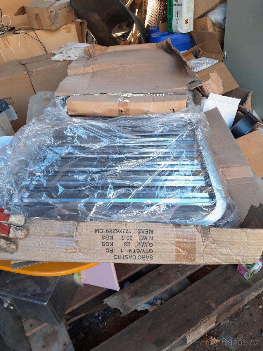 nerezový stojan na tácy