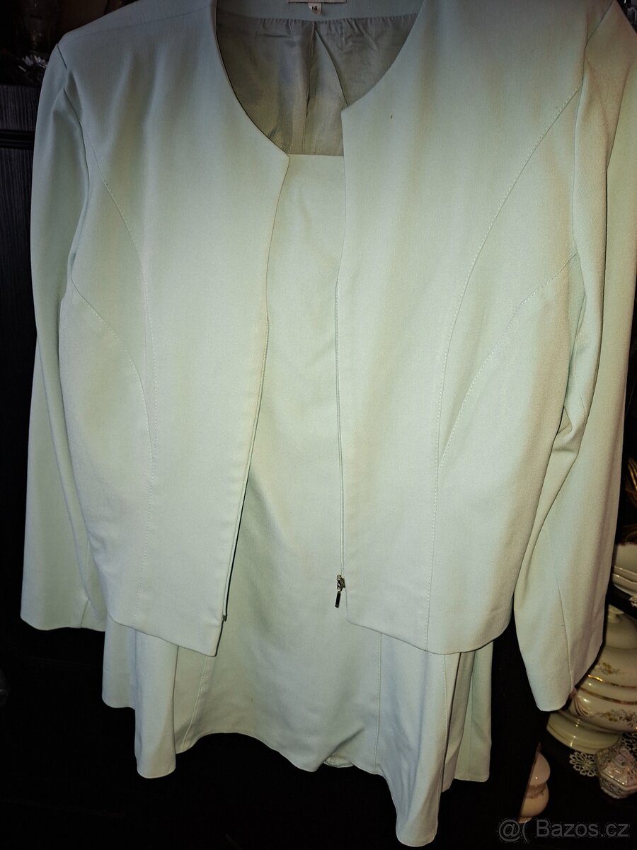 Kostým bledě modrý