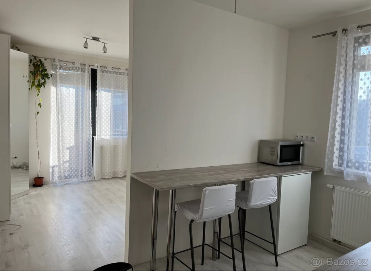 K pronájmu moderní byt s balkonem a parkováním