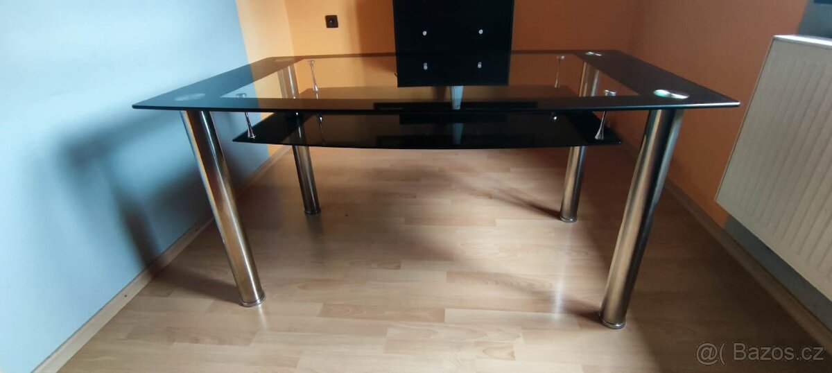Skleněný jídelní stůl
