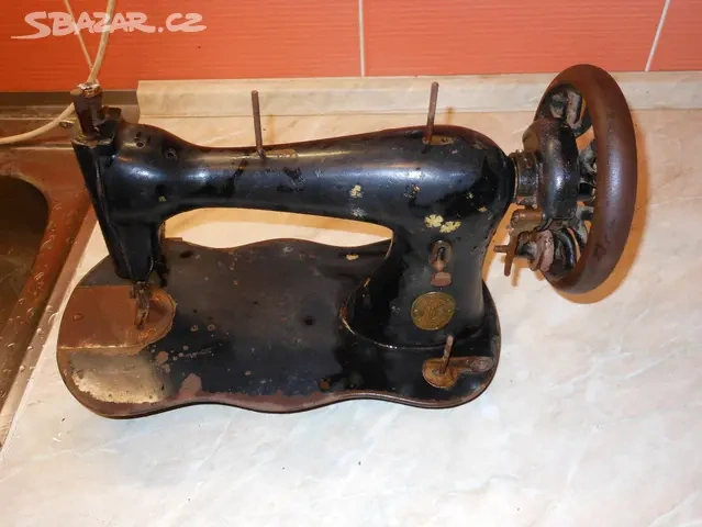 STAROŽITNÝ ŠICÍ STROJ THE SINGER M F G CON. Y TRADE MARK.