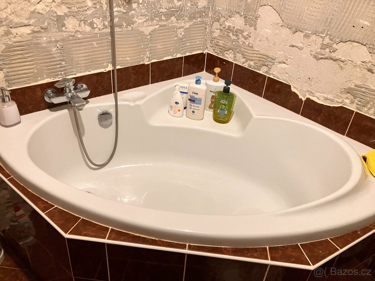 Rohová vana + vodovní baterie