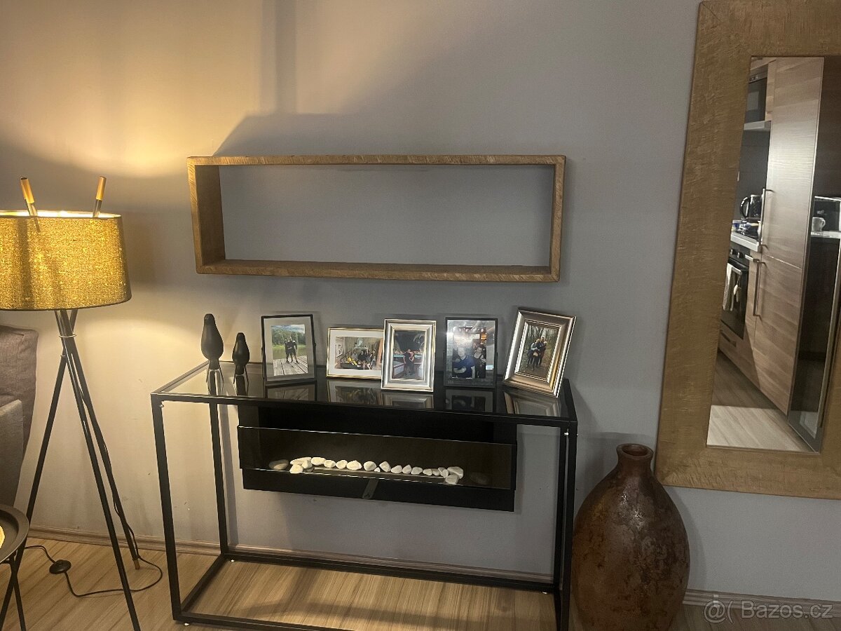 Police z masivního dřeva