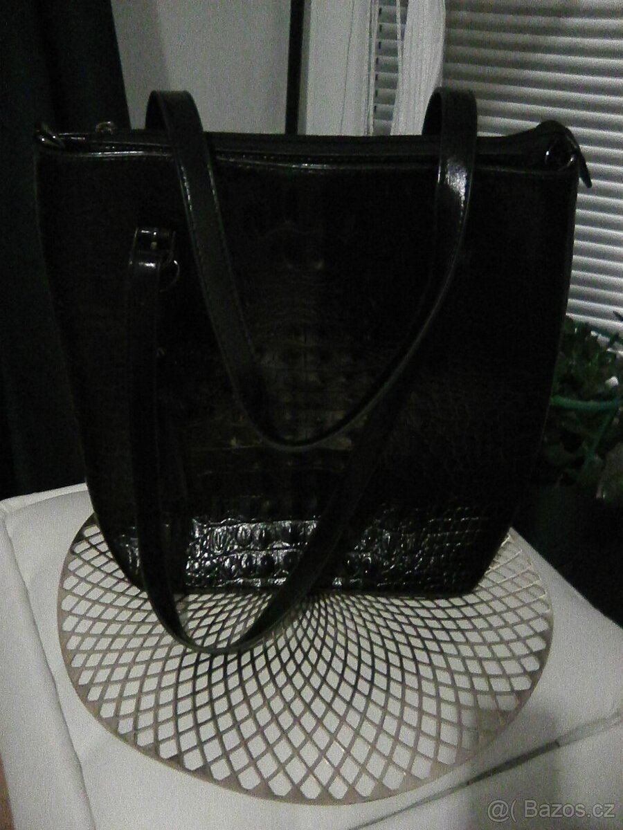 Krásná černá kabelka imitace krokodýla, lakovaná, NOVÁ