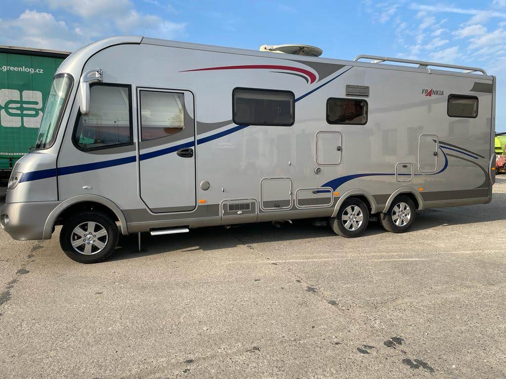 Karavan Frankia 8400
