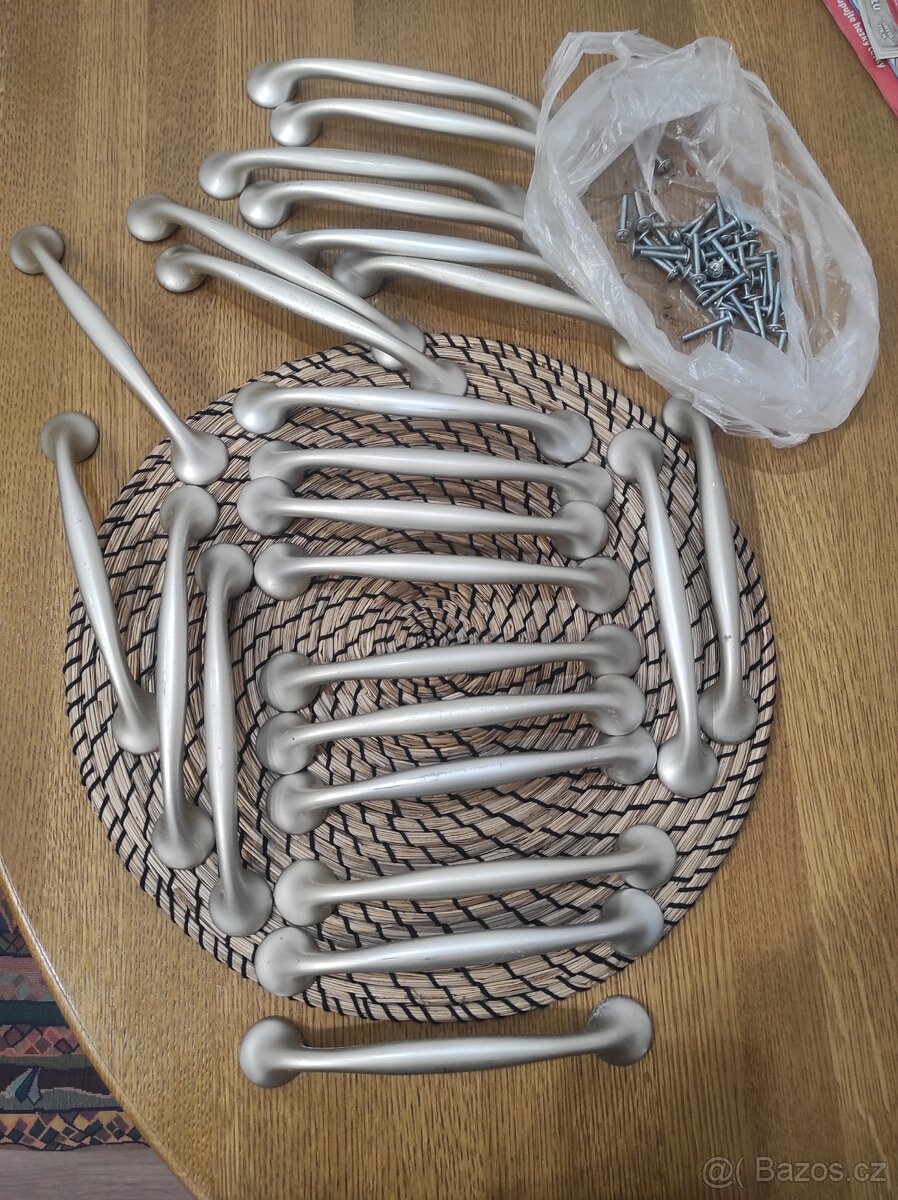 Kovové úchyty 24ks