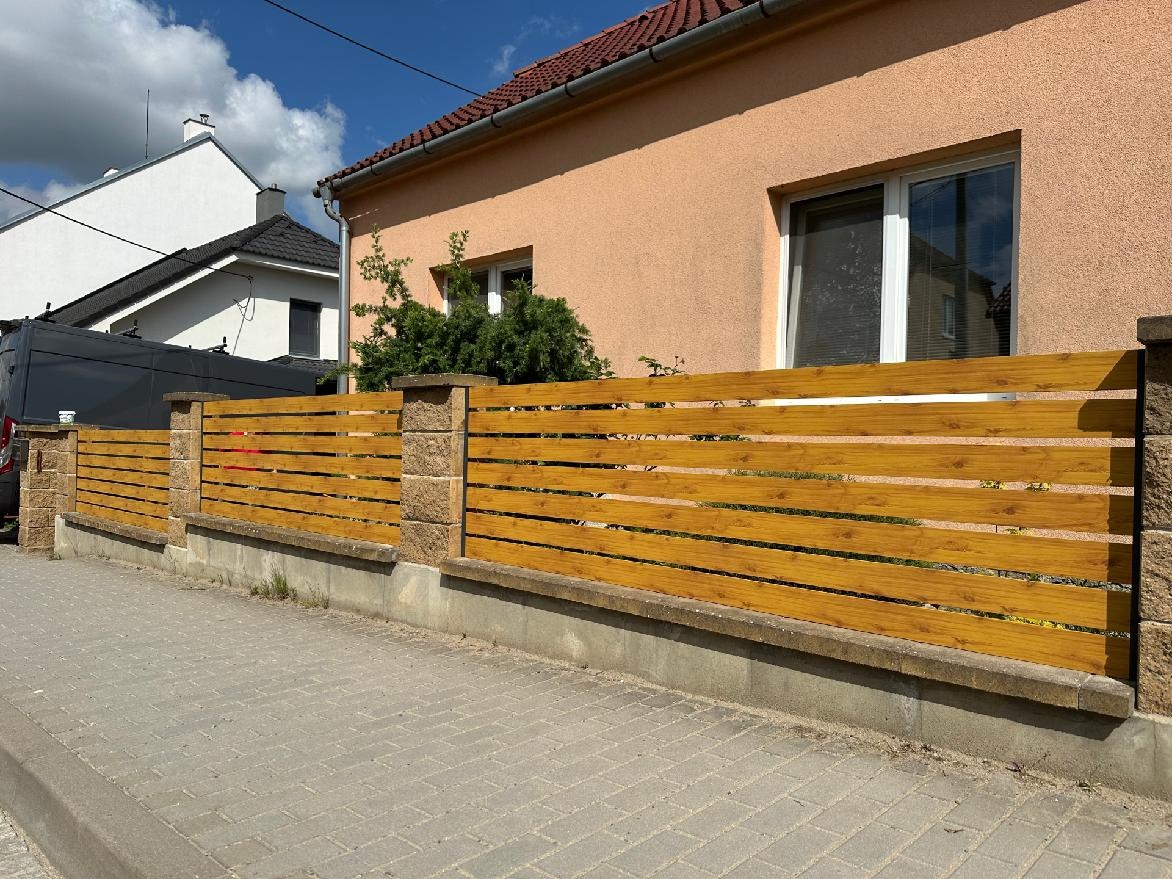 Hliníkový plot, výplň do pergol, dřevodekor