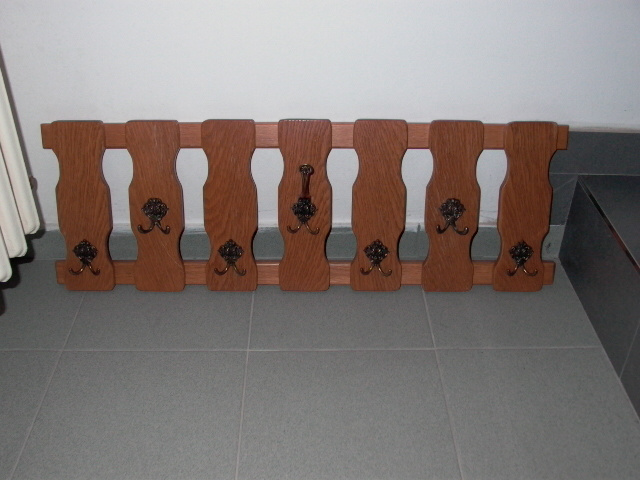 Dřevěný bytelný věšák na zeď