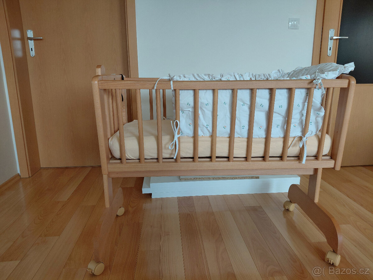 Dřevěná dětská kolébka
