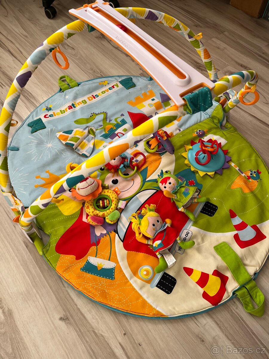 Dětské lehátko s hračky