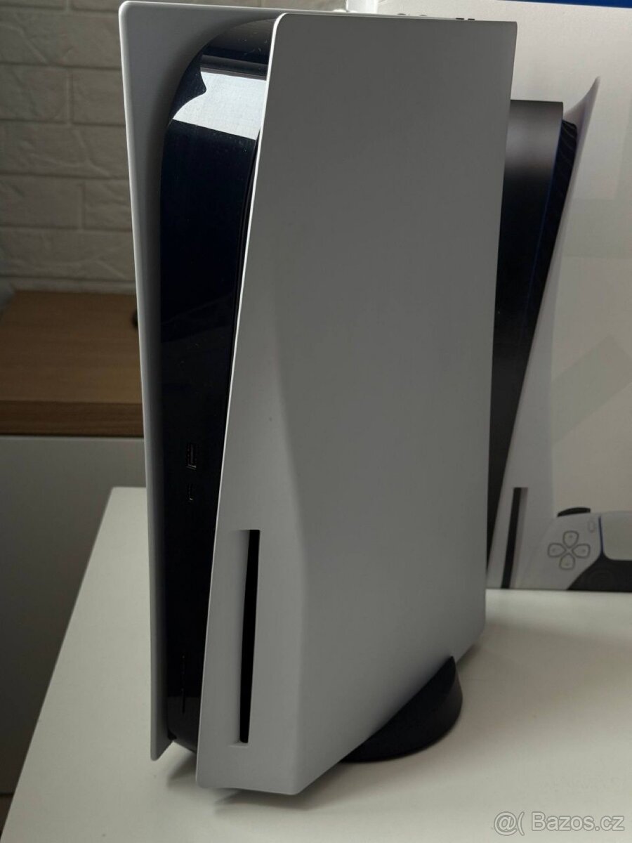 PlayStation 5 s diskovou mechanikou