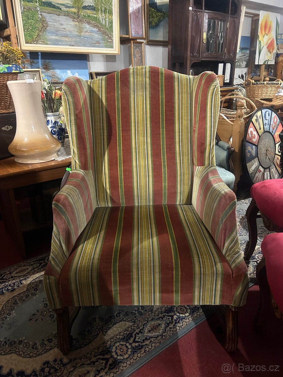 Starožitné křeslo ušák