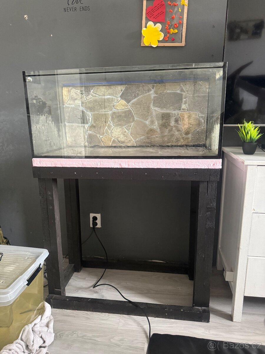 Akvárium s podstavcem