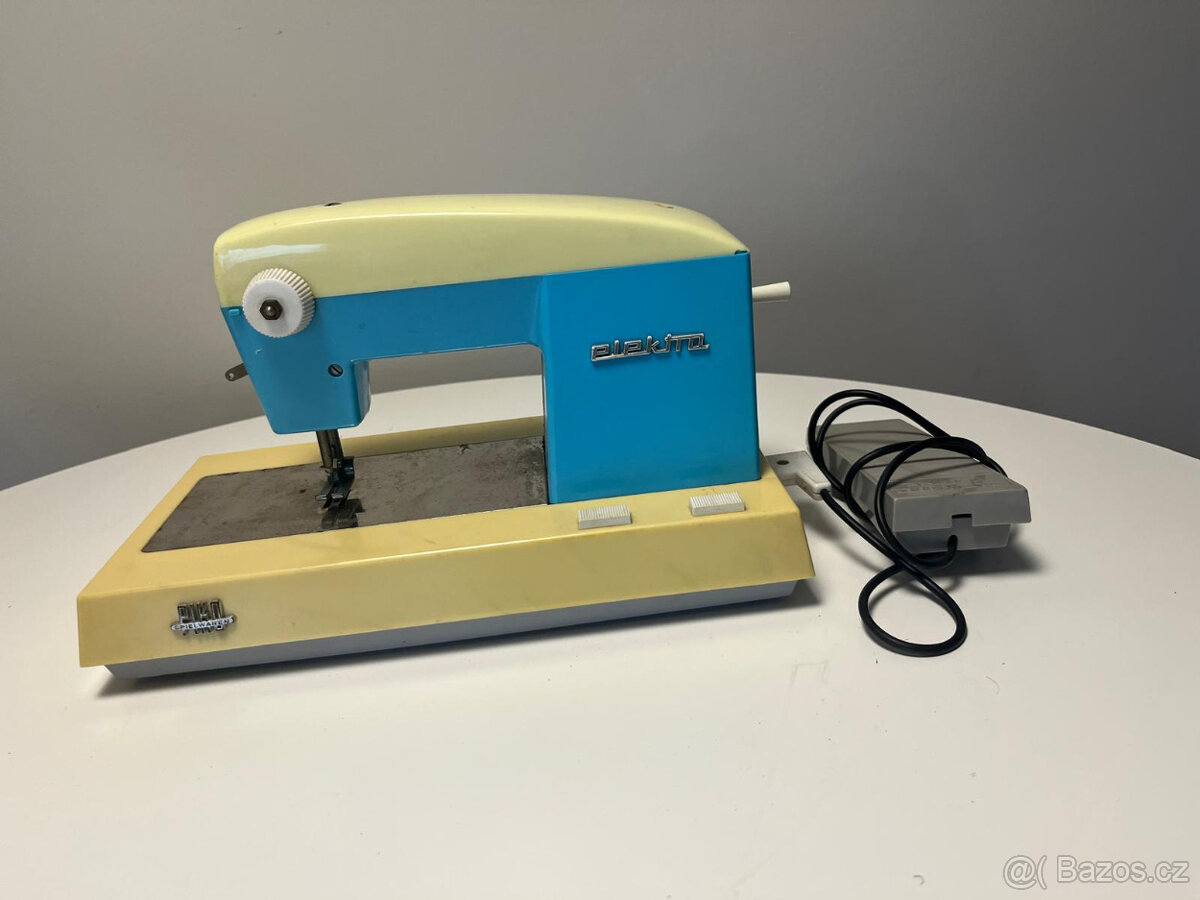 Retro hračka - dětský šicí stroj PIKO elektra