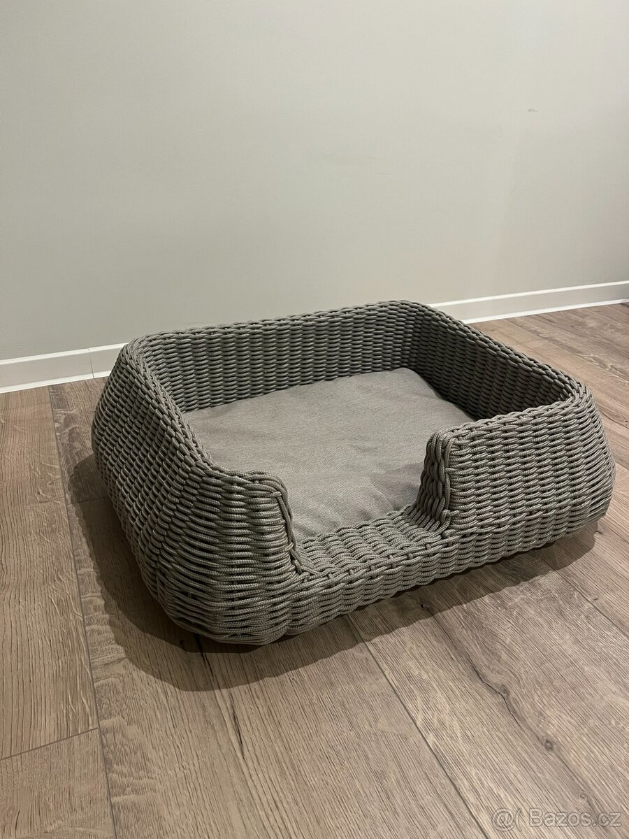 Kvalitní pelíšek pro menšího psa nebo kočku.