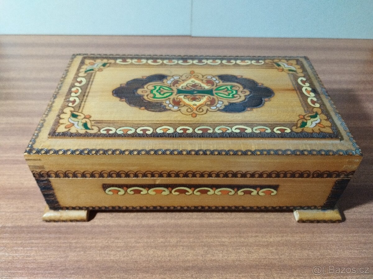 Dřevěná šperkovnice + bižuterie