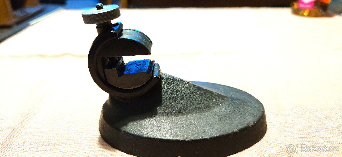 Universální kloubový držák