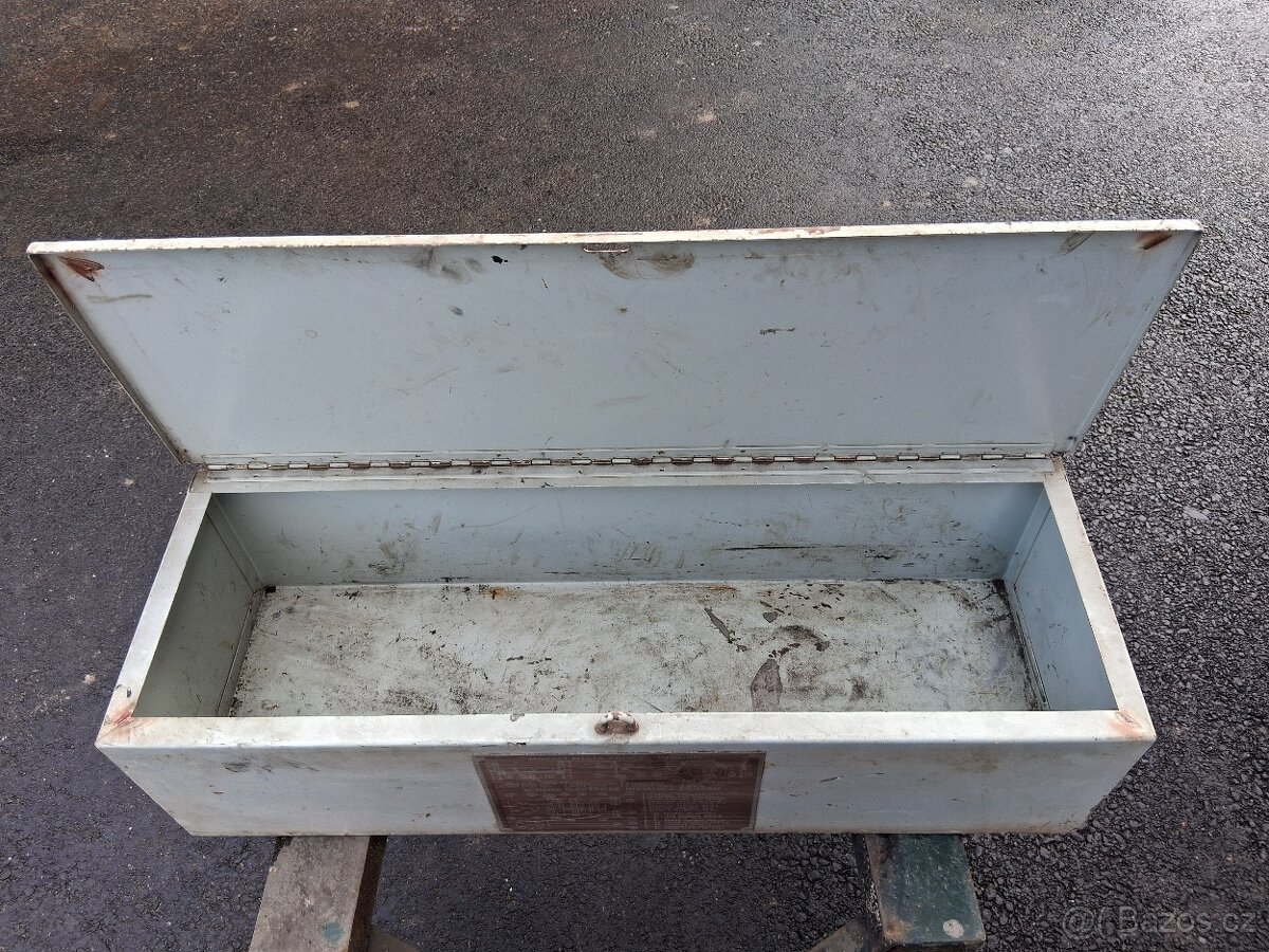 Plechová bedna box na nářadí