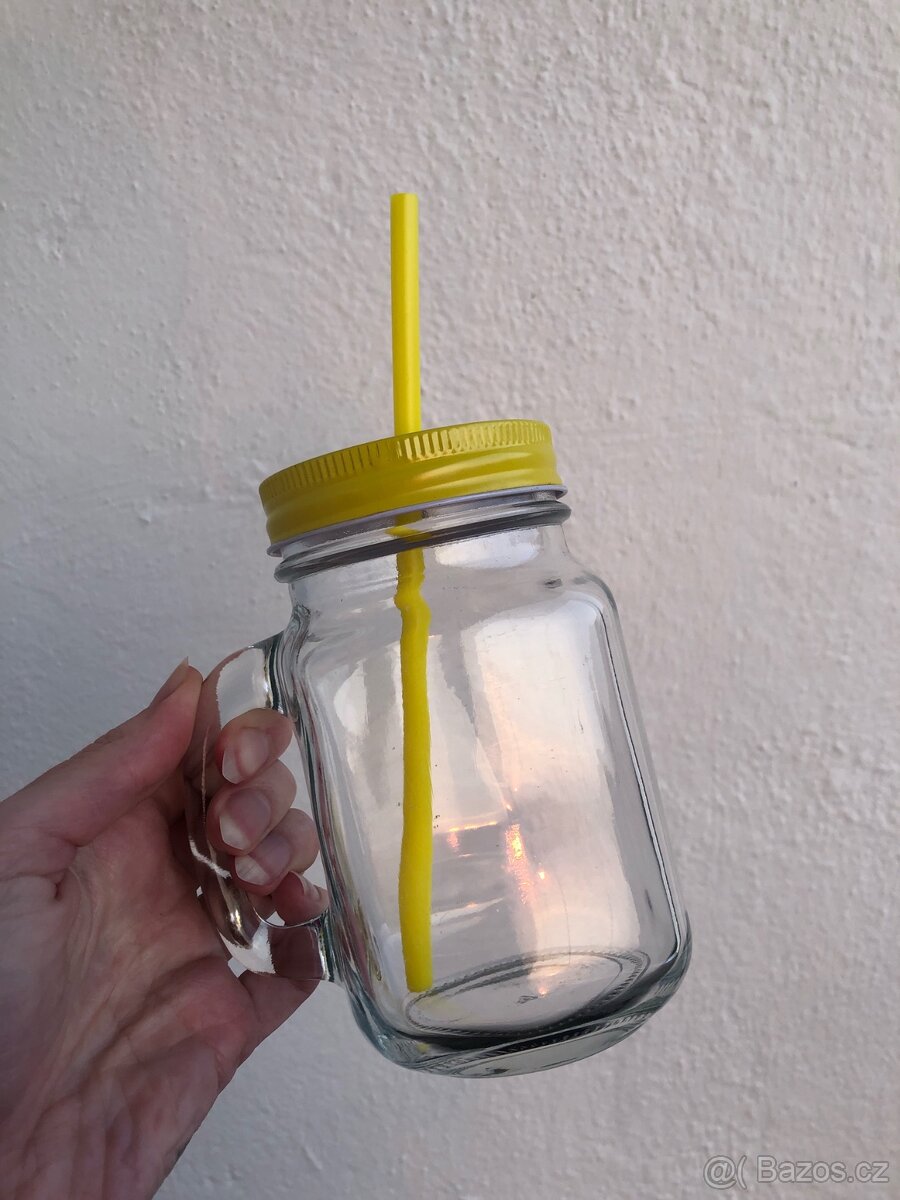 Skleněný hrnek s brčkem