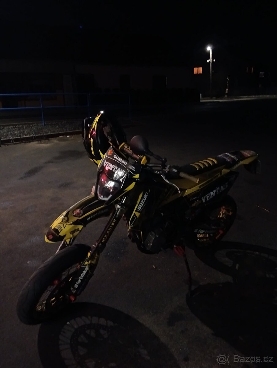 Suzuki Dr 350 (385sm) spěchá