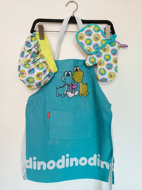 Modrá zástěra s dinosaury, včetně čepice a chňapky