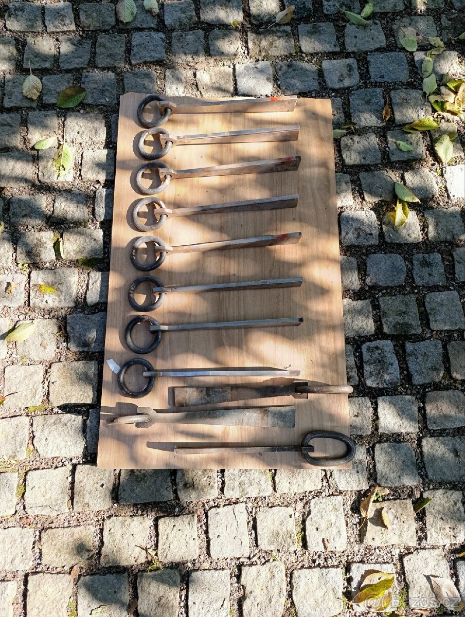 Masivní, kovová oka s čepu