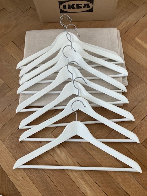 dřevěná bílá ramínka